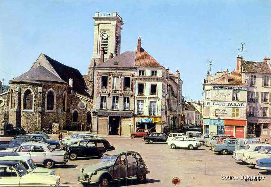 77 La Ferte Sous Jouarre Place de l Hotel de ville.jpg